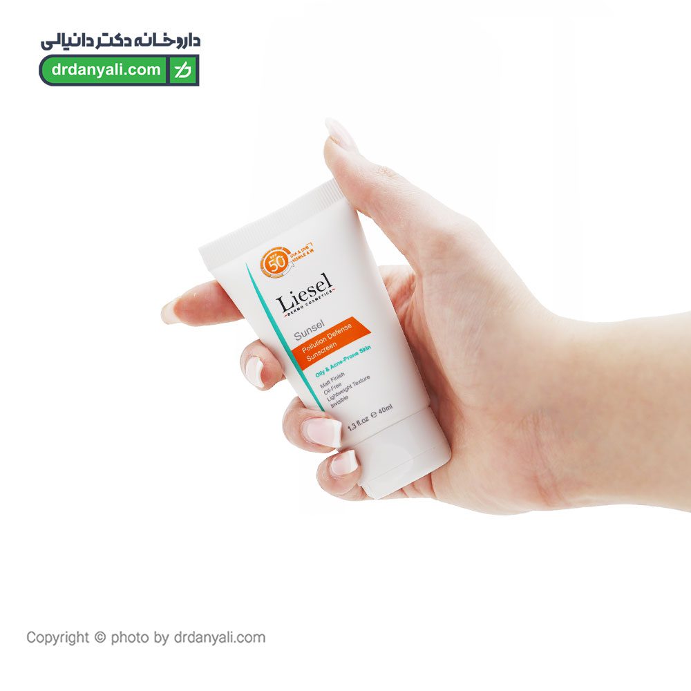 کرم ضد آفتاب بی رنگ پوست چرب SPF50 لایسل